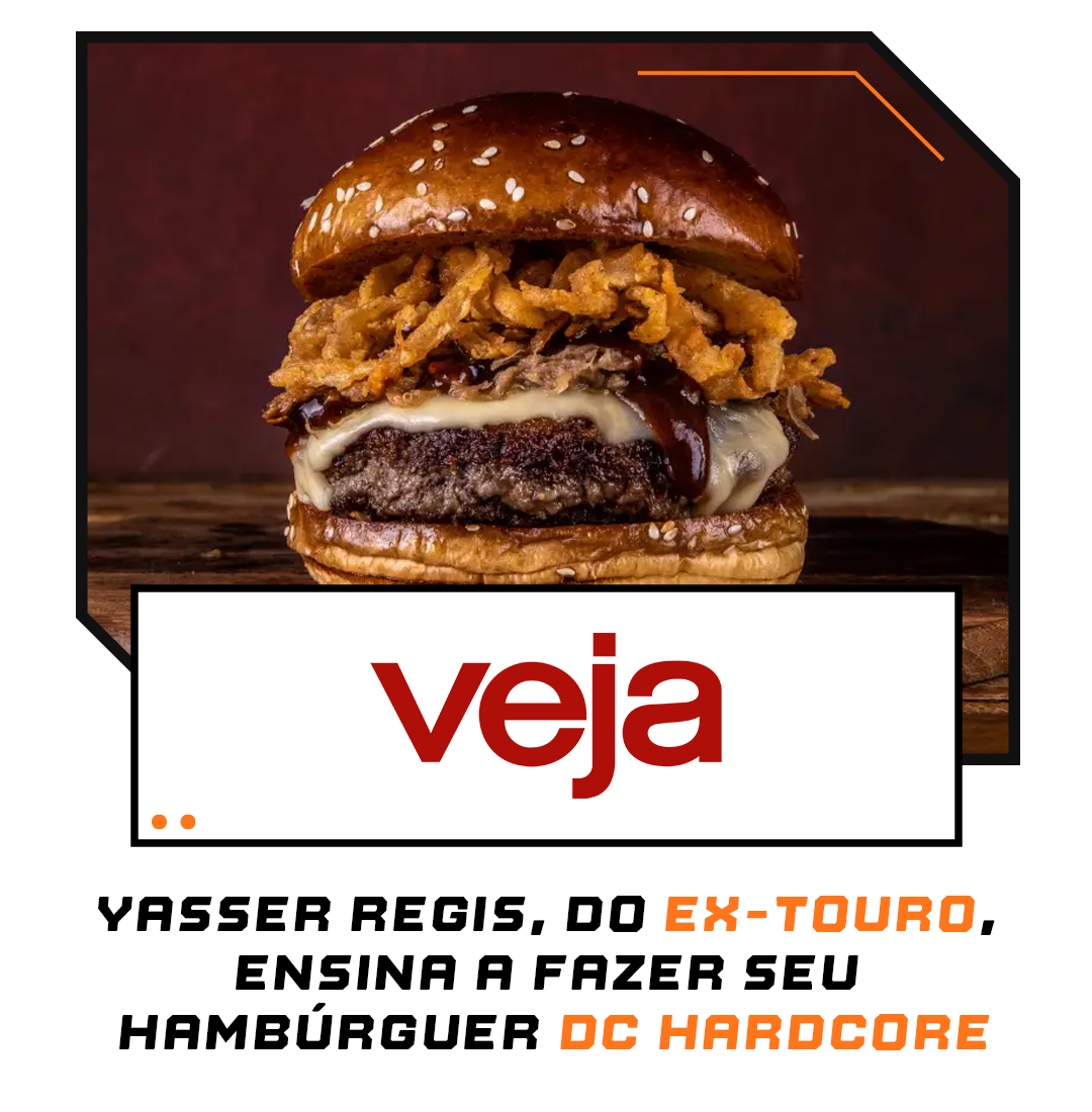 Yasser Regis, do Ex-Touro, compartilha sua receita de hambúrguer DC hardcore. Este sanduíche é feito com pão brioche, um blend de carne da casa, queijo monterey jack, costela bovina desfiada, molho barbecue e cebola crispy, e tem feito um grande sucesso.